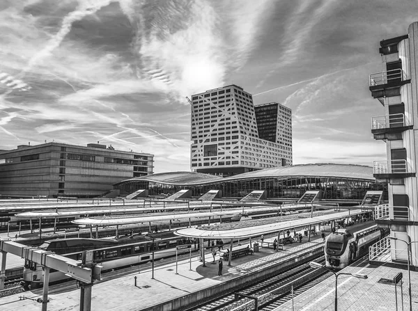 Gesamtübersicht Der Modernen Stadtarchitektur Des Hauptbahnhofs Utrecht Schwarz Weiß Foto — Stockfoto