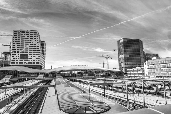 Gesamtübersicht Der Modernen Stadtarchitektur Des Hauptbahnhofs Utrecht Schwarz Weiß Foto — Stockfoto