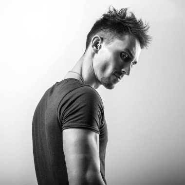 T-shirt genç yakışıklı adam. Siyah-beyaz fotoğraf.