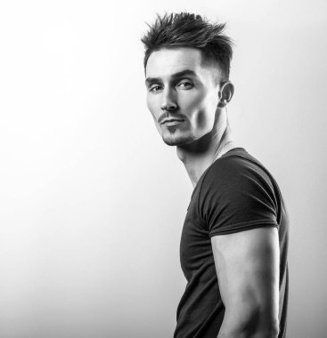 T-shirt genç yakışıklı adam. Siyah-beyaz fotoğraf.