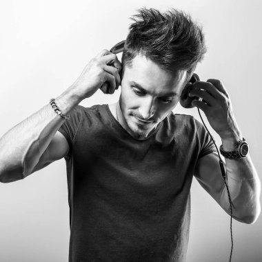 Yakışıklı delikanlı müzik dinleme. Siyah-beyaz fotoğraf.