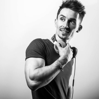 Yakışıklı delikanlı müzik dinleme. Siyah-beyaz fotoğraf.