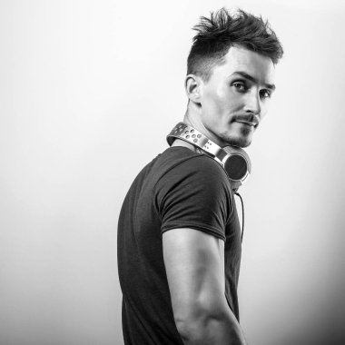 Yakışıklı delikanlı müzik dinleme. Siyah-beyaz fotoğraf.