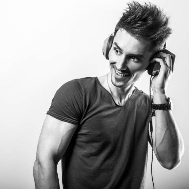 Yakışıklı delikanlı müzik dinleme. Siyah-beyaz fotoğraf.