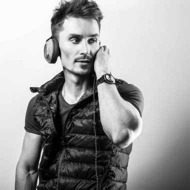 Yakışıklı delikanlı müzik dinleme. Siyah-beyaz fotoğraf.