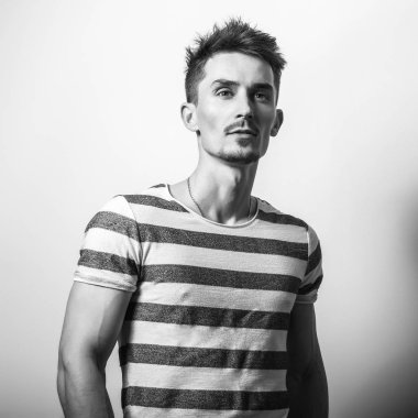 Yakışıklı delikanlı çizgili gömlekli. Siyah-beyaz fotoğraf.