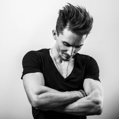 T-shirt genç yakışıklı adam. Siyah-beyaz fotoğraf.