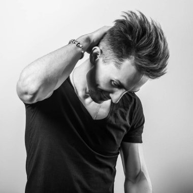 T-shirt genç yakışıklı adam. Siyah-beyaz fotoğraf.