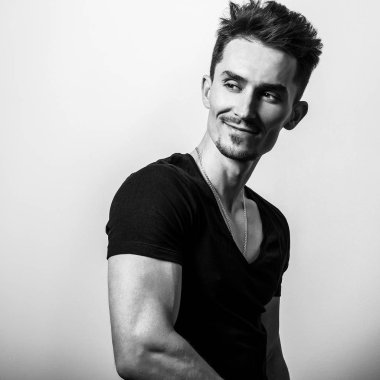 T-shirt genç yakışıklı adam. Siyah-beyaz fotoğraf.
