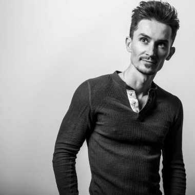 Zarif yakışıklı genç gömlek. Siyah-beyaz fotoğraf.