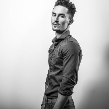 Zarif yakışıklı genç gömlek. Siyah-beyaz fotoğraf.