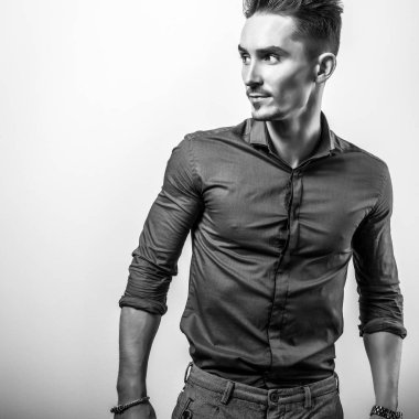 Zarif yakışıklı genç gömlek. Siyah-beyaz fotoğraf.