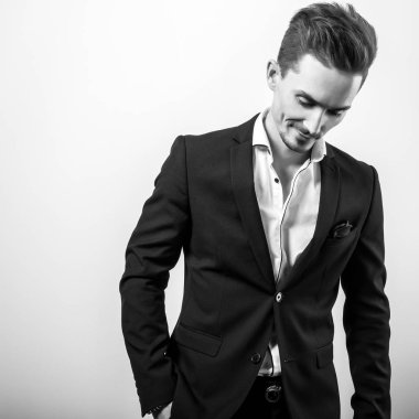 Zarif yakışıklı genç siyah şık Klasik kostüm. Siyah-beyaz fotoğraf.