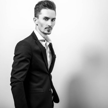 Zarif yakışıklı genç siyah şık Klasik kostüm. Siyah-beyaz fotoğraf.