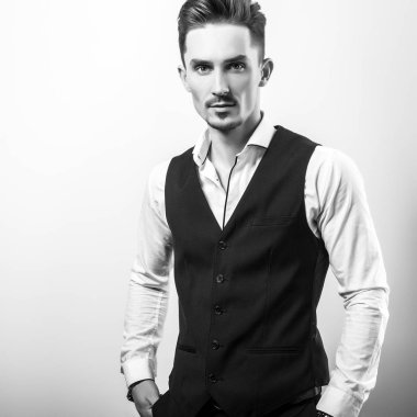 Zarif yakışıklı genç Klasik yelek içinde. Siyah-beyaz fotoğraf.