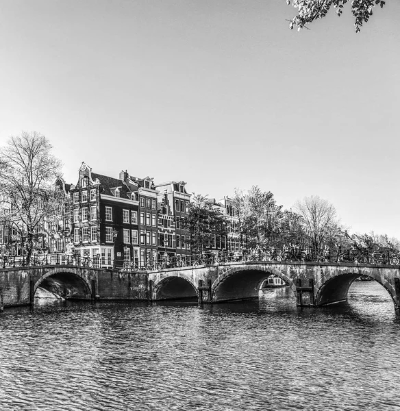 伝統的な家屋やアムステルダムの街 白黒写真 — ストック写真