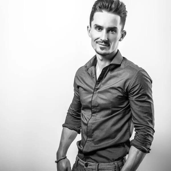 Guapo Joven Elegante Hombre Camisa Foto Blanco Negro —  Fotos de Stock