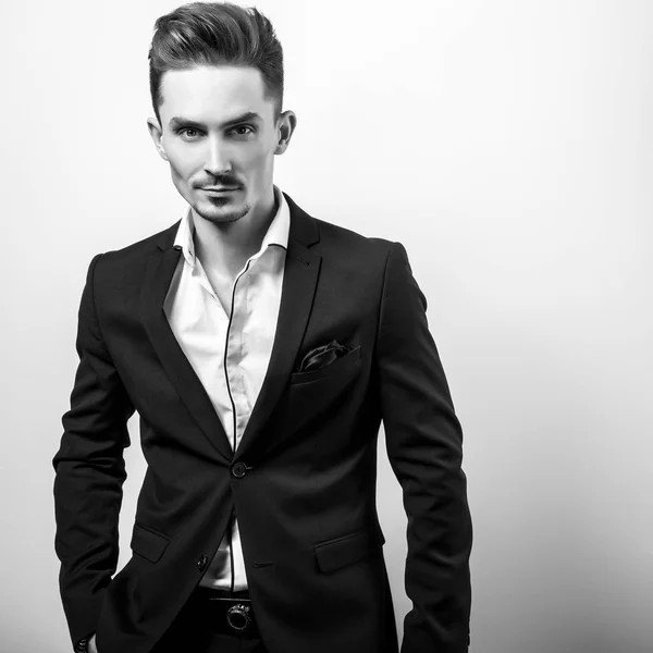 Bello Giovane Uomo Elegante Nero Elegante Costume Classico Foto Bianco — Foto Stock