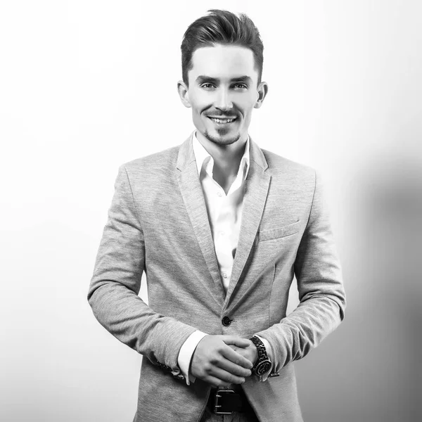 Guapo Joven Elegante Hombre Chaqueta Gris Foto Blanco Negro — Foto de Stock