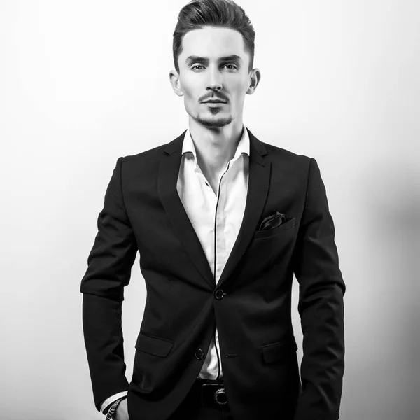 Schöner Junger Eleganter Mann Schwarzem Stilvollem Klassischem Kostüm Schwarz Weiß — Stockfoto