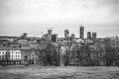 Şehir Vilnius Litvanya mimarisi. Siyah-beyaz fotoğraf.