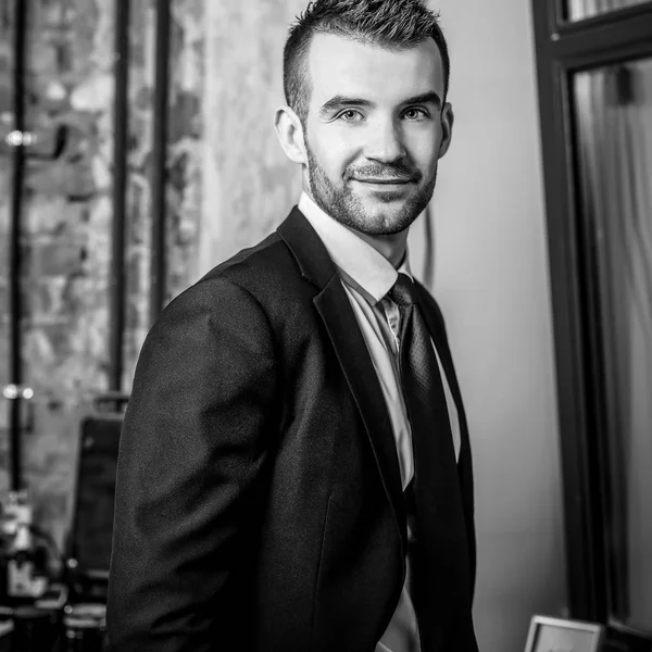 Elegant Ung Man Barbershop Svart Vitt Foto — Stockfoto