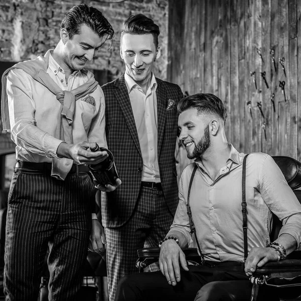Tre Unga Eleganta Positiva Vänner Posera Inre Barbershop Svart Vitt — Stockfoto