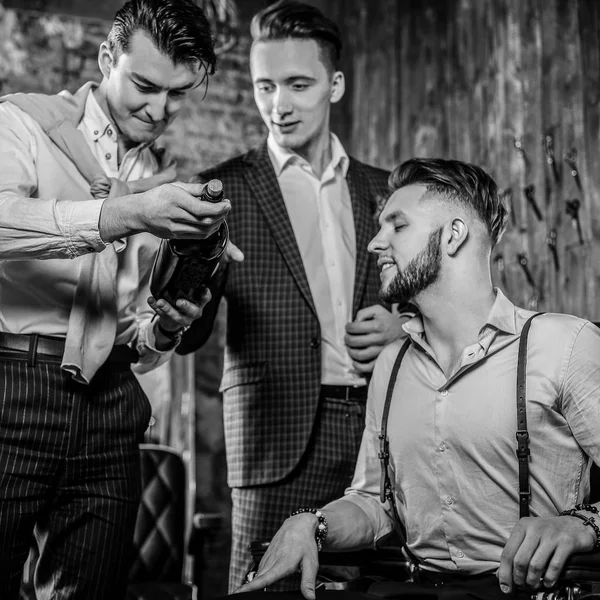 Tre Unga Eleganta Positiva Vänner Posera Inre Barbershop Svart Vitt — Stockfoto