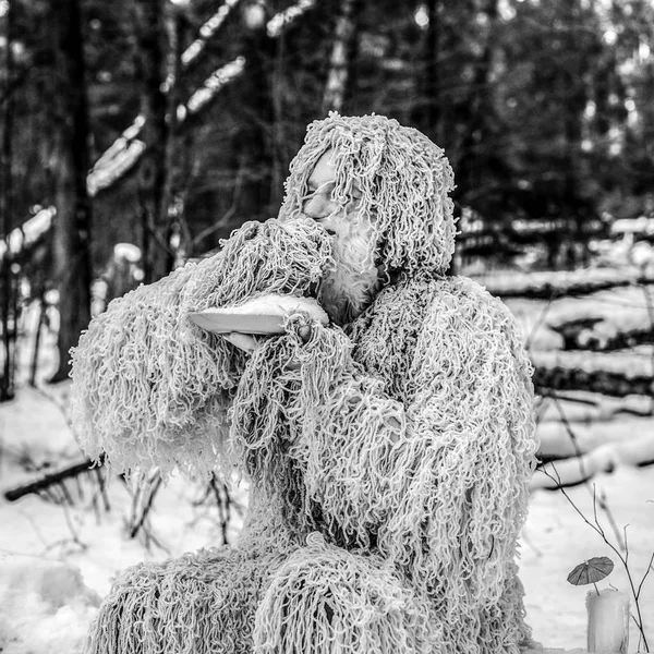 冬の森のイエティおとぎ話文字 屋外ファンタジー 白黒写真 — ストック写真