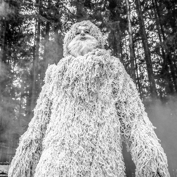 雪人童话人物在冬季森林 户外梦幻黑白色照片 — 图库照片