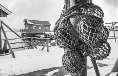 Geleneksel balıkçılık yerleşmeleri Lofoten Adaları. Güzel Norveç siyah-beyaz peyzaj.