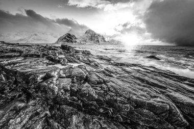 Norveç Denizi, Lofoten Adaları. Güzel Norveç siyah-beyaz peyzaj.