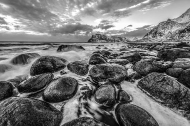 Norveç Denizi, Lofoten Adaları. Güzel Norveç siyah-beyaz peyzaj.