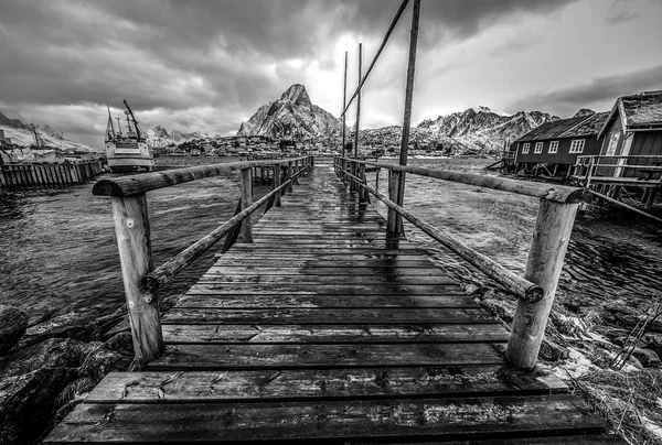 罗弗敦群岛传统捕鱼定居点的老码头 黑白色挪威风景 — 图库照片