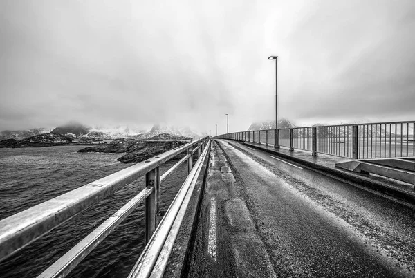 山挪威路 罗弗敦群岛的黑白色景观 — 图库照片