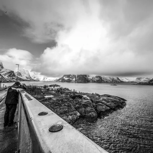 Reisefotograf Beim Fotografieren Auf Erhabenen Inseln Schwarz Weiße Norwegische Landschaft — Stockfoto