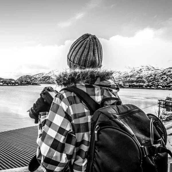 旅行摄影师在罗弗敦群岛拍照 黑白色挪威风景 — 图库照片