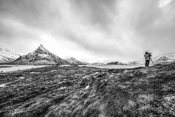 Seyahat Fotoğrafçı Lofoten Adaları Resimleri Yapıyor Siyah Beyaz Norveç Manzara — Stok fotoğraf