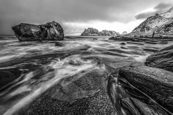 ノルウェー海 ロフォーテン諸島 美しいノルウェー黒 白の風景 — ストック写真