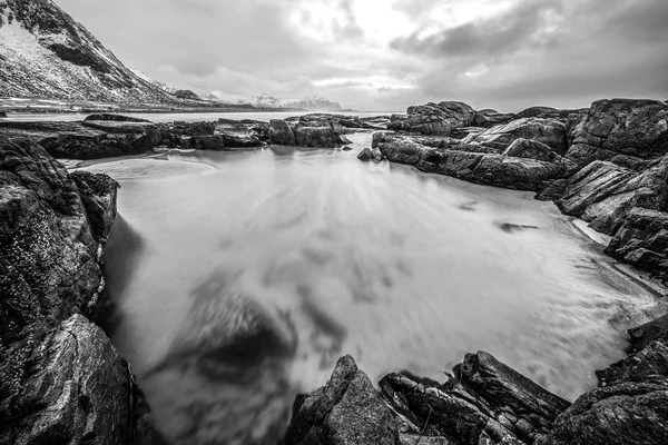 ノルウェー海 ロフォーテン諸島 美しいノルウェー黒 白の風景 — ストック写真