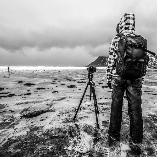 Fotógrafo Viagens Fazendo Fotos Ilhas Lofoten Preto Branco Noruega Paisagem — Fotografia de Stock