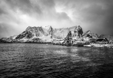 Geleneksel balıkçılık yerleşmeleri Lofoten Adaları. Güzel Norveç siyah-beyaz peyzaj.