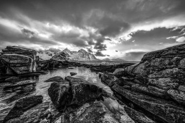 Lofoten Adaları. Güzel Norveç siyah-beyaz peyzaj.
