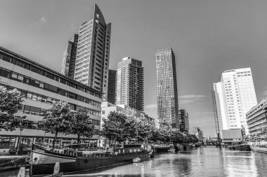 Rotterdam, Hollanda - 17 Mayıs 2017: Modern binalar şehir mimarisi. Siyah-beyaz fotoğraf. 17 Mayıs 2017 yılında Rotterdam - Hollanda.