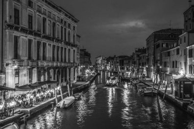 Venice, İtalya - 21 Ağustos 2016: Ünlü mimari anıtları, eski sokakları ve eski ortaçağ binaları 21 Ağustos 2016 gece zaman yakın çekim Venedik, İtalya, cephe.