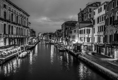 Venice, İtalya - 21 Ağustos 2016: Ünlü mimari anıtları, eski sokakları ve eski ortaçağ binaları 21 Ağustos 2016 gece zaman yakın çekim Venedik, İtalya, cephe.