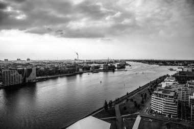 Amsterdam cityscape ve güzel gün batımı. Hollanda sermaye