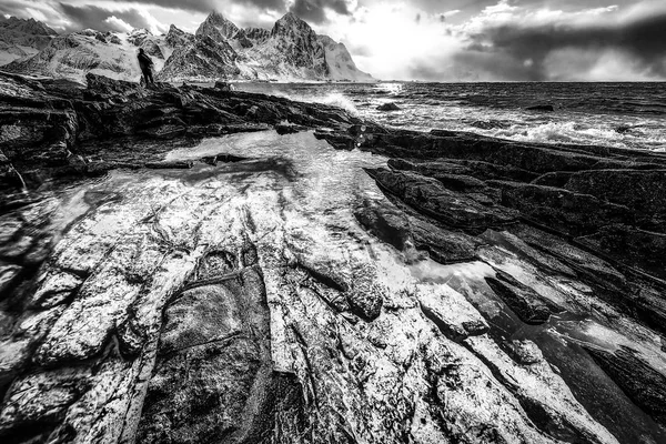 ロフォーテン諸島 美しいノルウェー黒 白の風景 — ストック写真