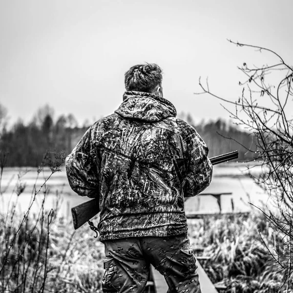 Hunter Pistolí Vystopuje Kachny Řece Černo Bílé Fotografie — Stock fotografie