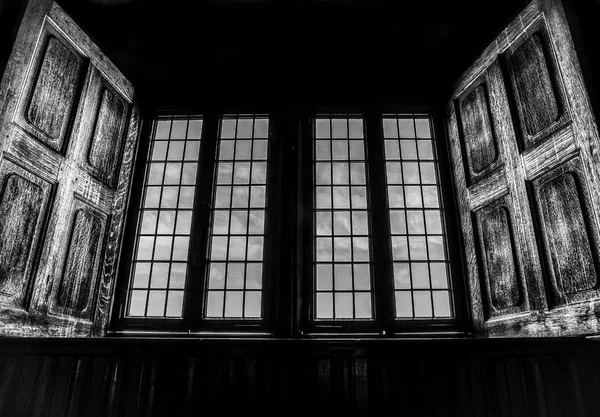 Ouvrez Fenêtre Dans Une Pièce Sombre Photo Noir Blanc — Photo
